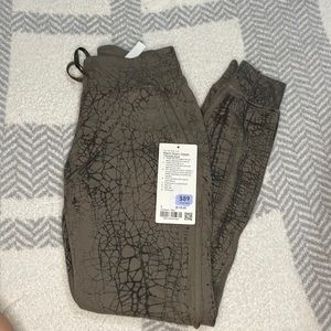 Lululemon Warm Down Jogger thread dye NWT size 2 gray/black
